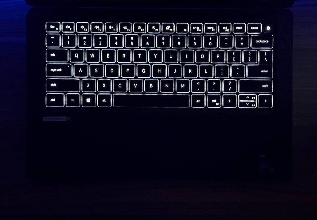 Notebook Dell i5 EVO 11th Generación, Reconocimiento Facial, Teclado Retroiluminado, Pantalla Táctil, 16 de RAM y 256 NVMe M.2 SSD SemiNuevo