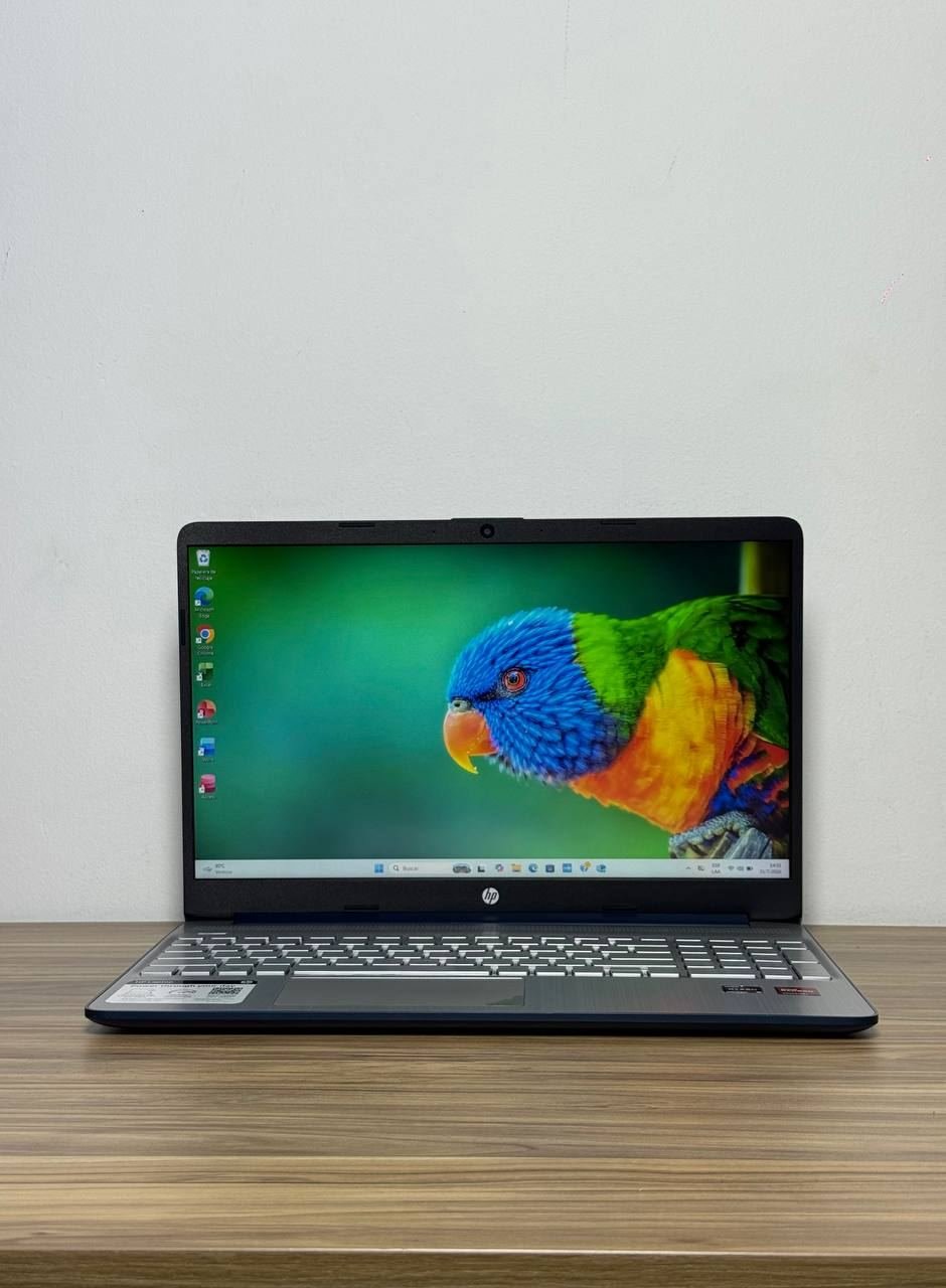 Notebook HP Ryzen 5 serie 5000 Modelo 15-ef2126wm, 16 de RAM y 256 SSD M.2 SemiNuevo
